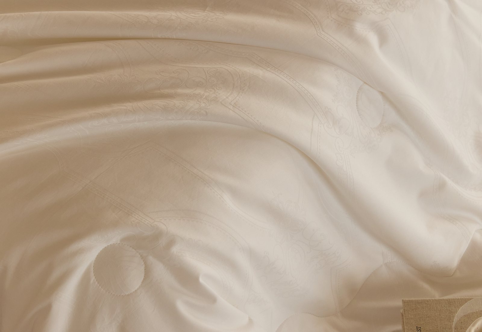 Close-up of a Little Cocoon silk duvet photographed by Xiaoxue